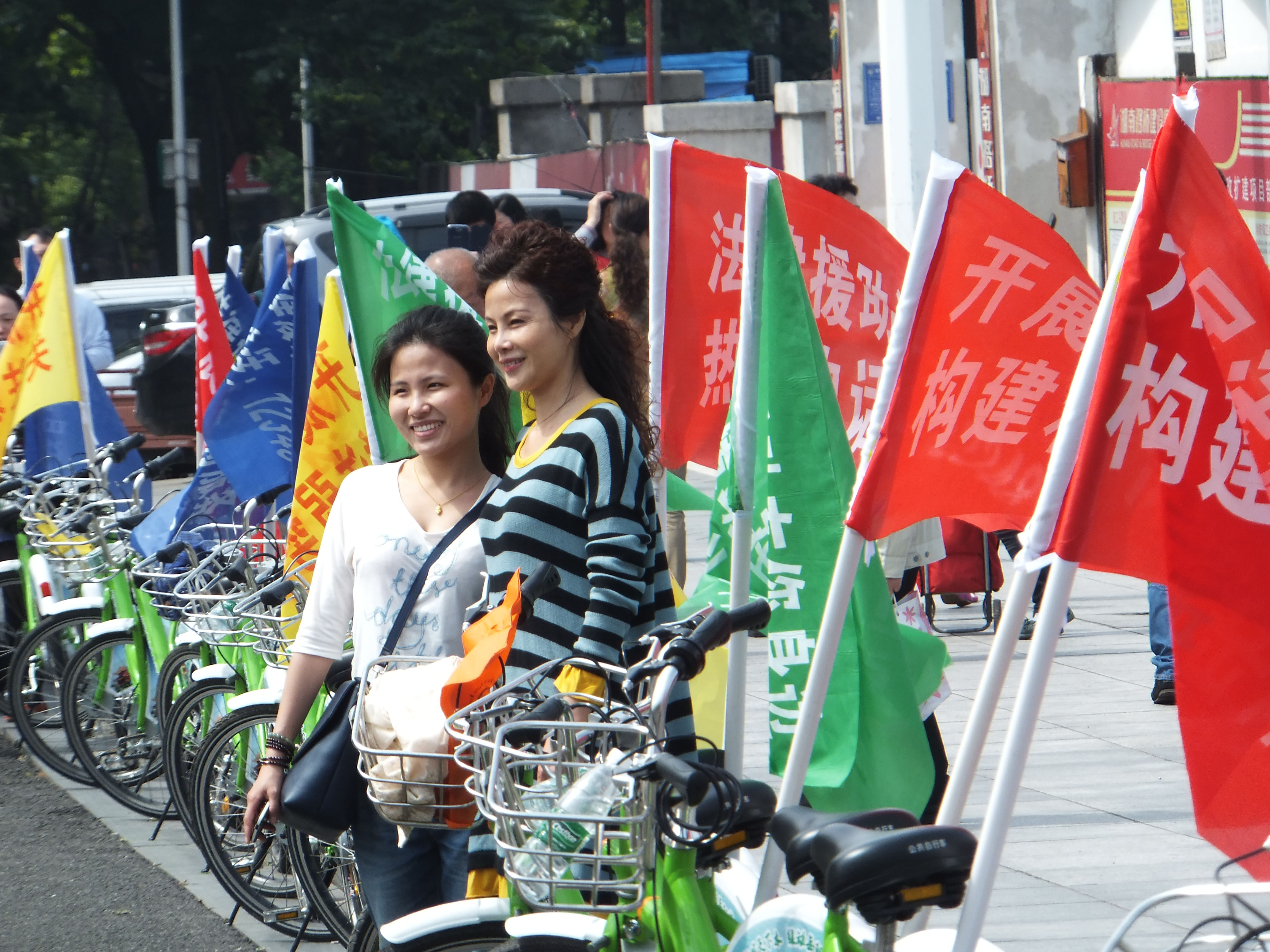 5月12日,市法律援助中心開展騎行宣傳活動