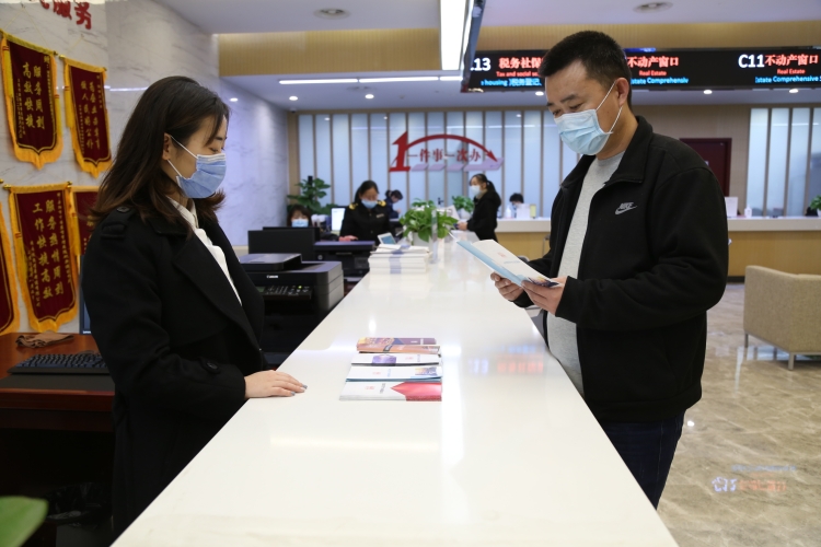 首页 政务公开 工作动态  柴青指出,公证服务进驻新港区政务中心充分